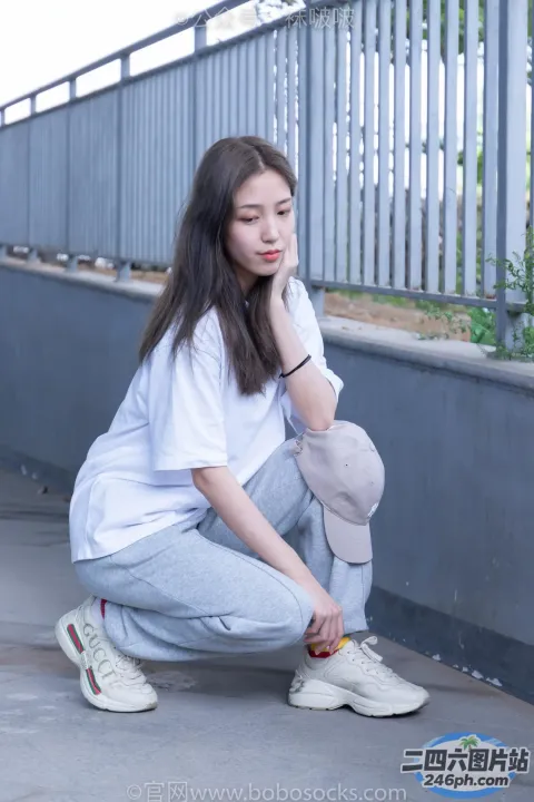 阿拉菲女孩和一只泰迪熊坐在地上