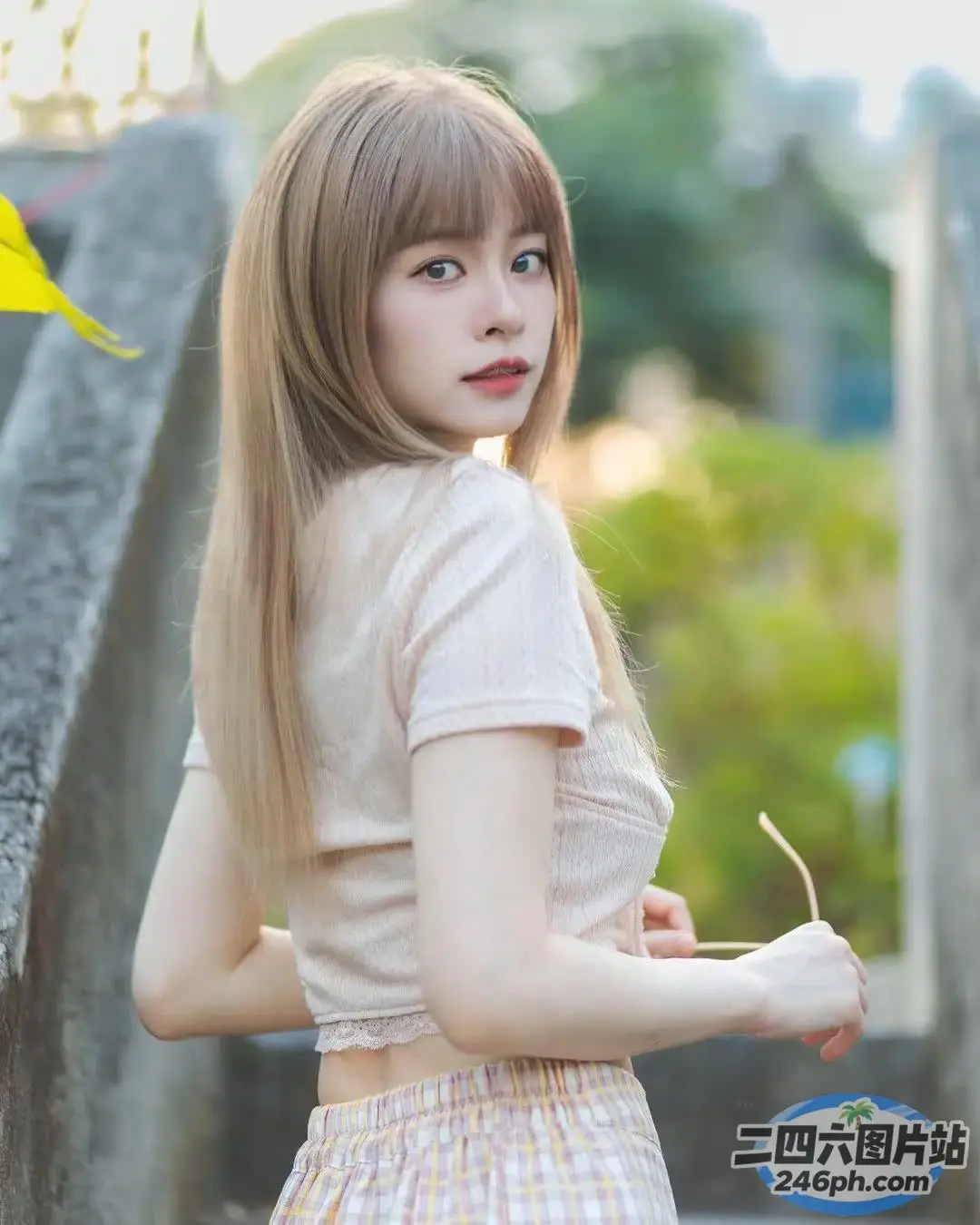 长发和连衣裙的人的特写