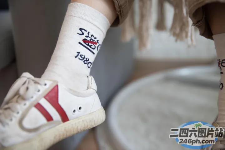 有人穿着一双带有红色条纹的袜子