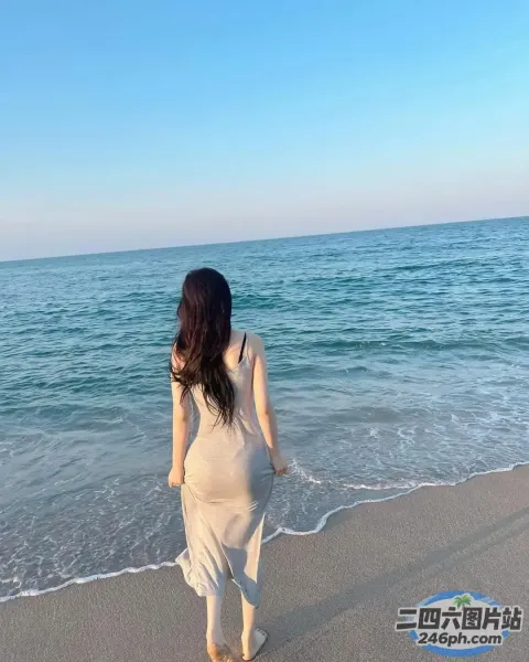 Araffe 穿着白色连衣裙走在海滩上