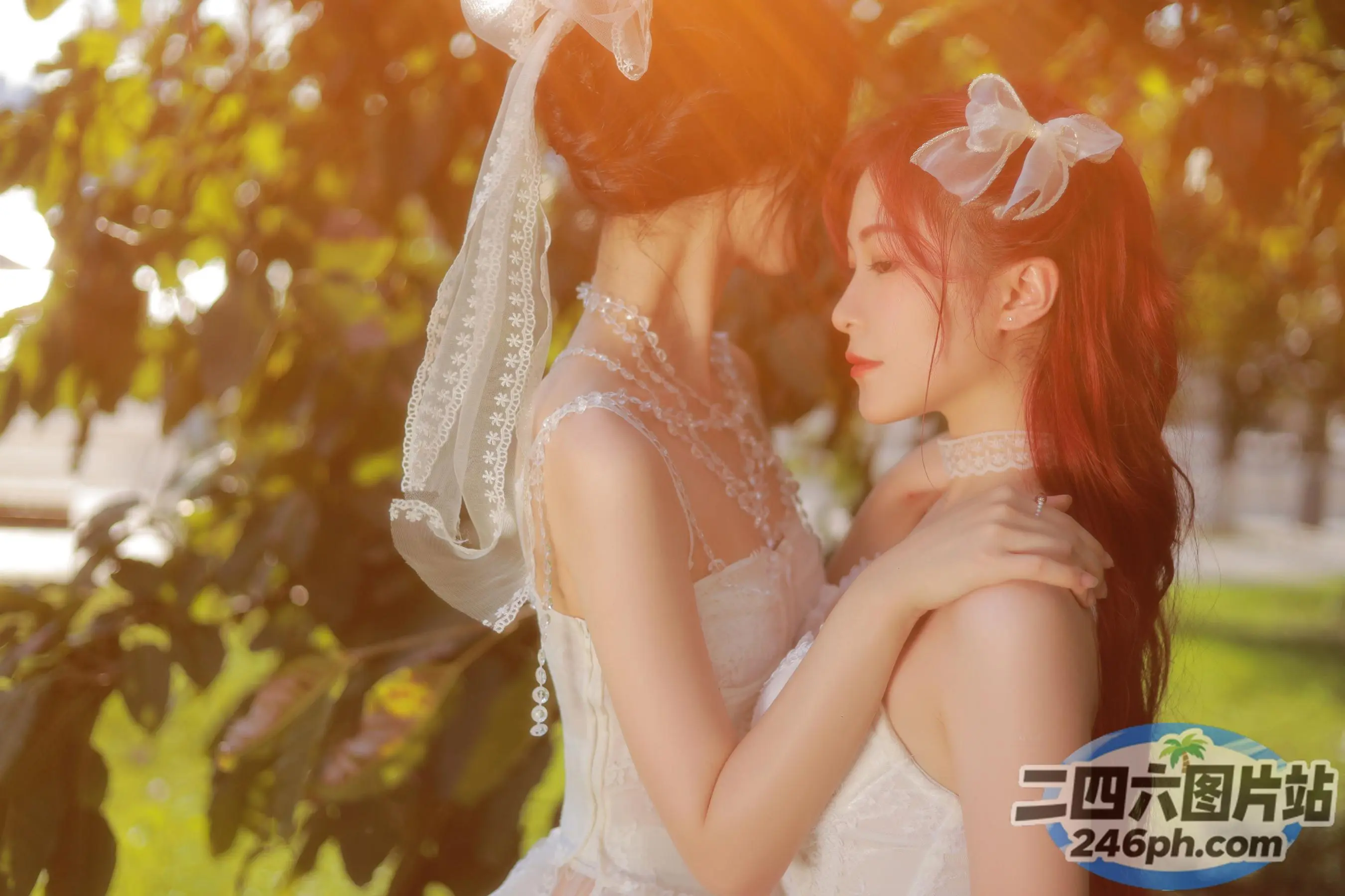 穿着婚纱的新娘站在公园的树下