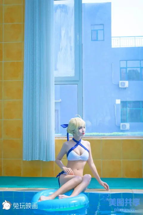 穿着比基尼坐在泳池漂浮物上的动漫女孩