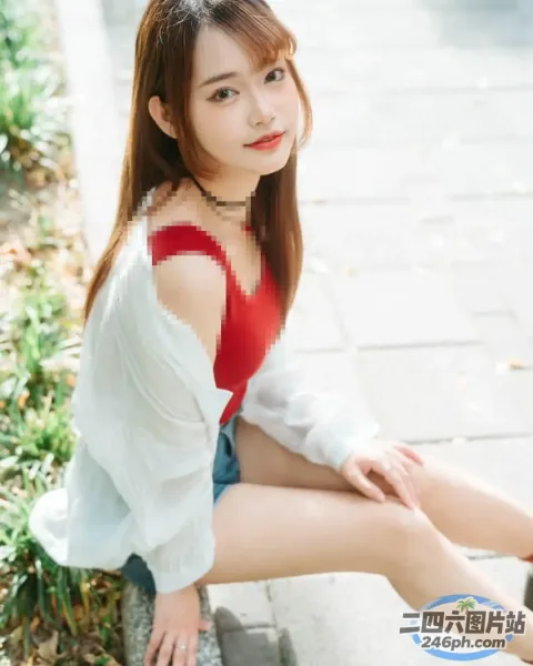 一个女人坐在路边拿着一本书的特写