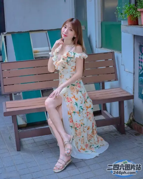 穿着碎裙坐在长凳上的女人抽着烟
