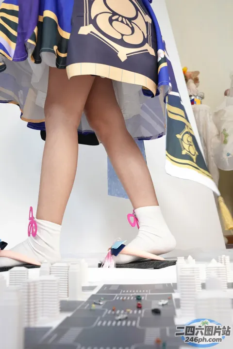 有一个女人站在城市的天平上