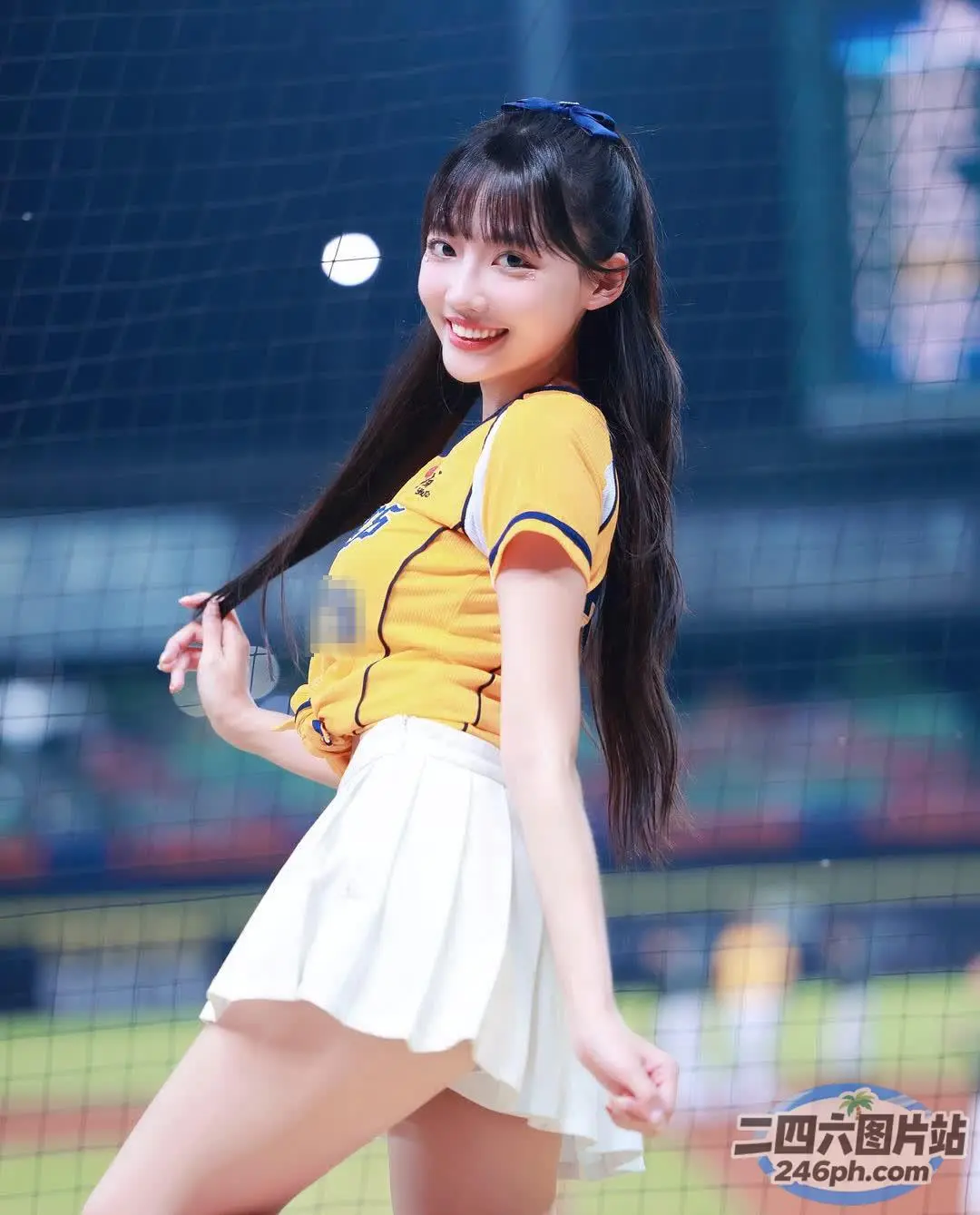身穿黄色衬衫和白色裙子的 araffe 女孩，手里拿着棒球棒