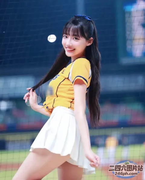 身穿黄色衬衫和白色裙子的 araffe 女孩，手里拿着棒球棒