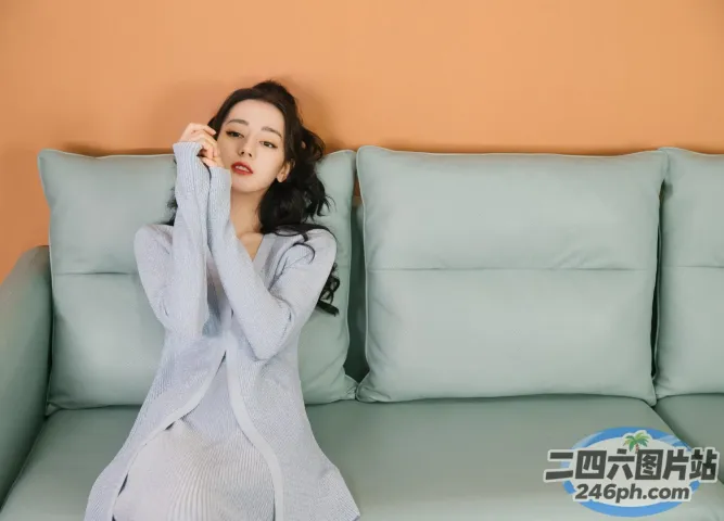 阿拉夫德女人坐在沙发上，双手捂着脸