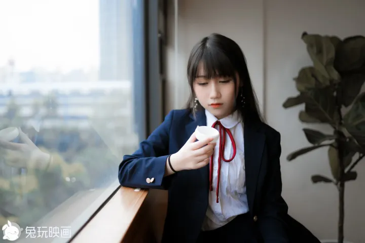 有个女人坐在窗台上看手机