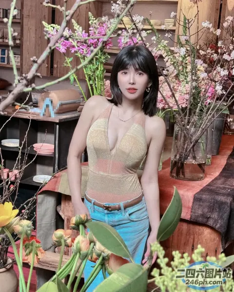 房间里站着一个女人，里面种满了鲜花和植物