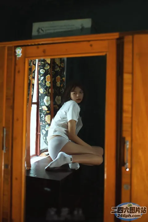 房间里的桌子上坐着一个女人