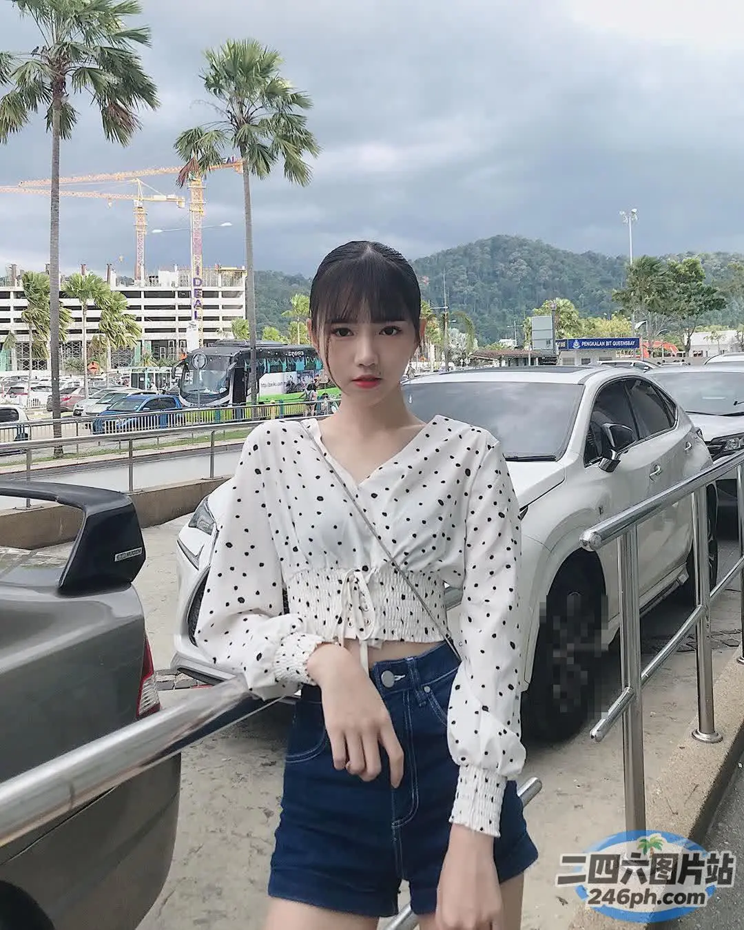 身穿白色波点上衣和蓝色牛仔短裤的 araffe 女孩