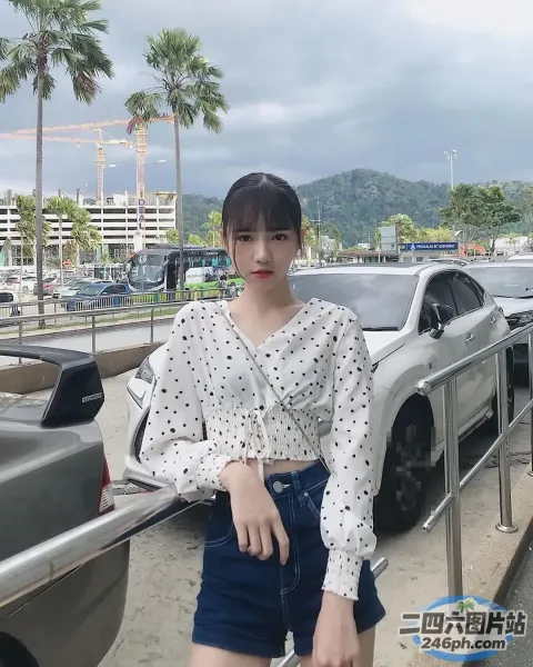 身穿白色波点上衣和蓝色牛仔短裤的 araffe 女孩