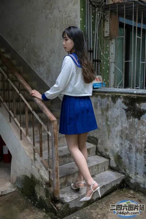 身穿蓝色裙子和白色衬衫的亚洲女性站在楼梯上