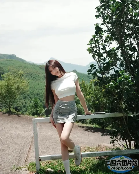 有一个女人站在栅栏上