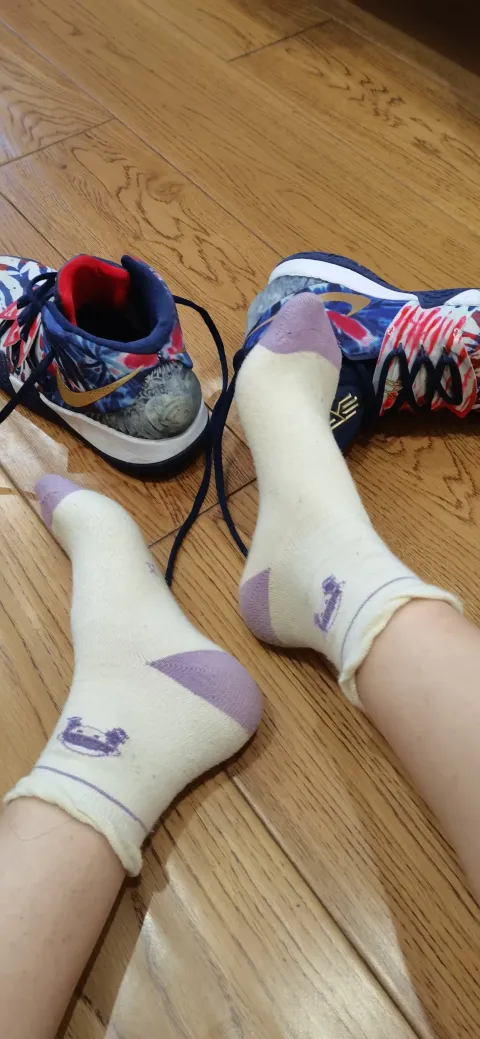 有人穿着有图案的袜子和一双鞋