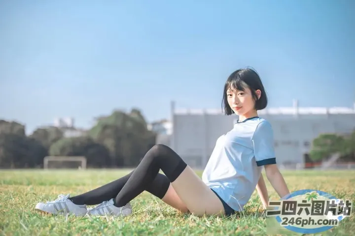 坐在公园草地上的阿拉菲德亚洲妇女