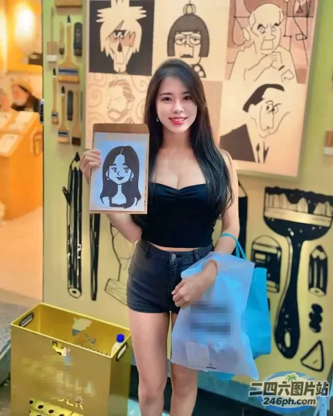 阿拉菲德女子在商店里拿着自己的照片
