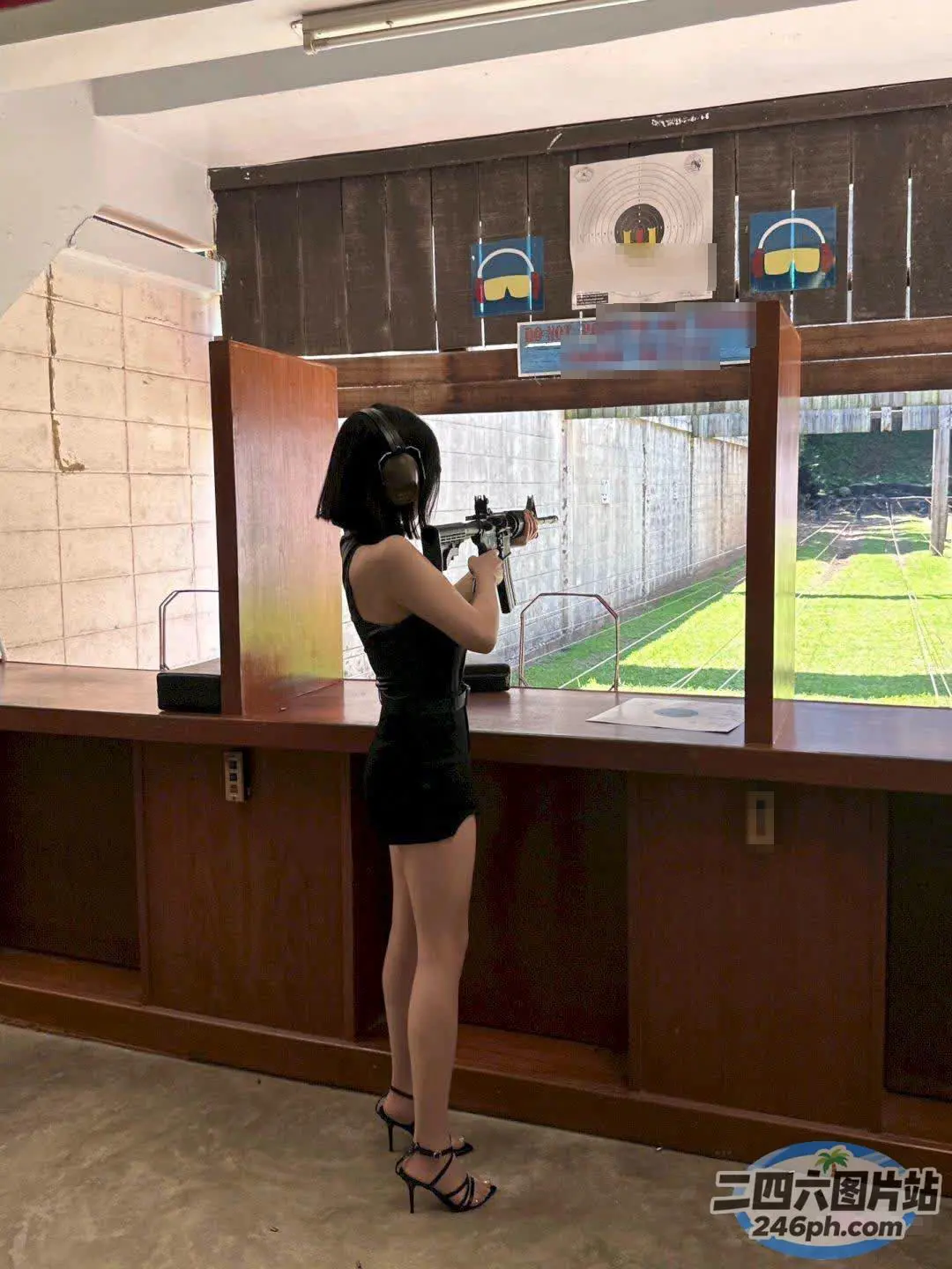 黑裙女子在窗前持枪射击