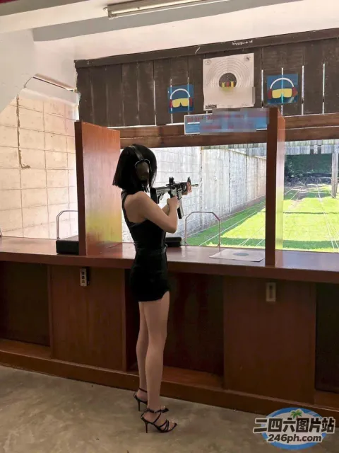 黑裙女子在窗前持枪射击