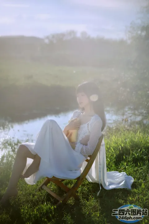有个女人坐在椅子上，抱着一个婴儿