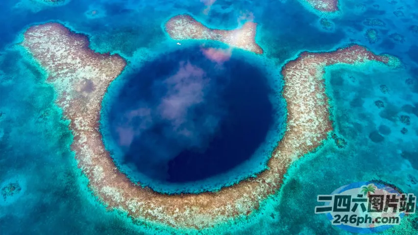 海洋中央深蓝色洞的 arafed 视图