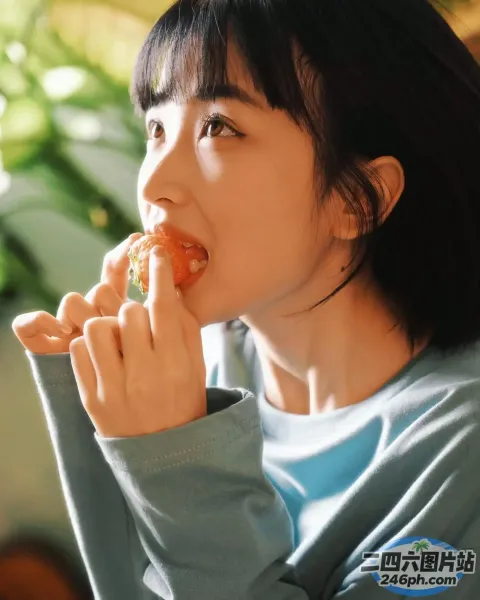 有个女人用手吃一块披萨
