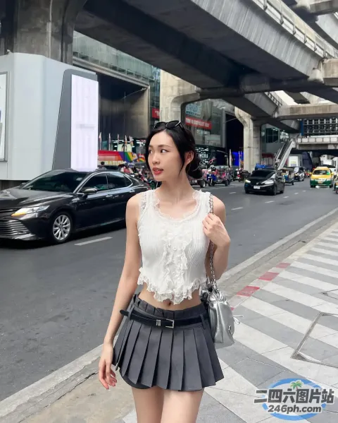 穿着裙子和上衣走在街上的阿拉菲女人