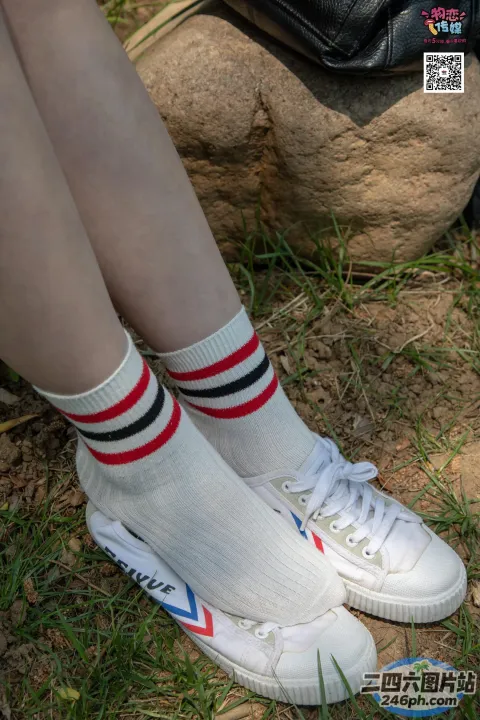 穿着白色运动鞋和红蓝袜子的 arafed 女人