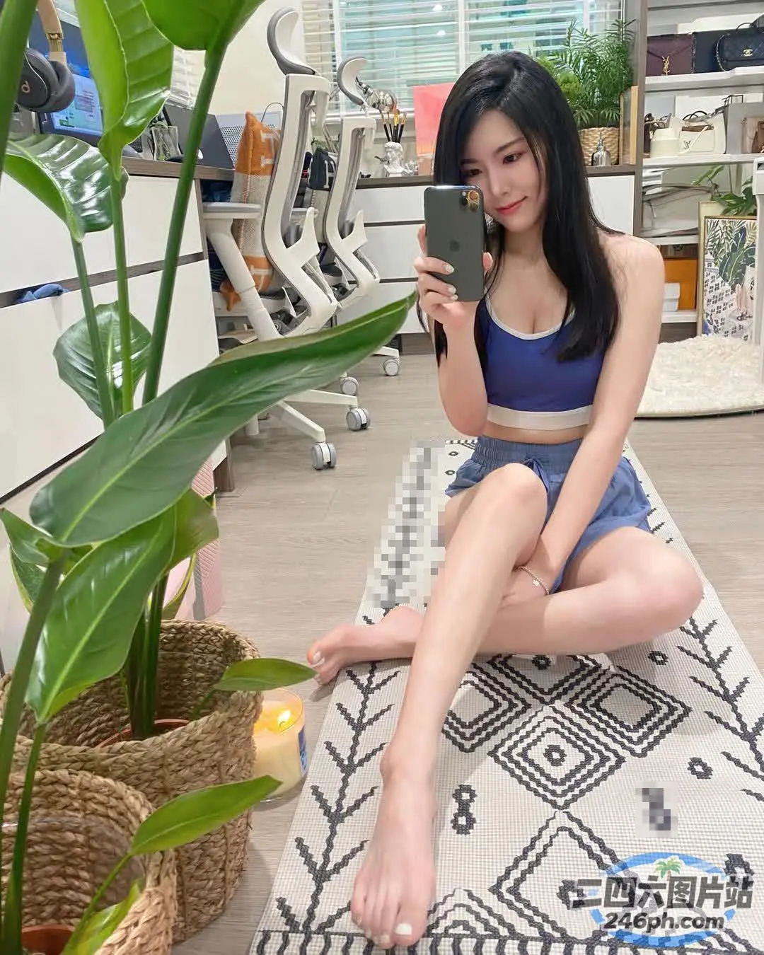 有一个女人坐在地毯上，手里拿着手机