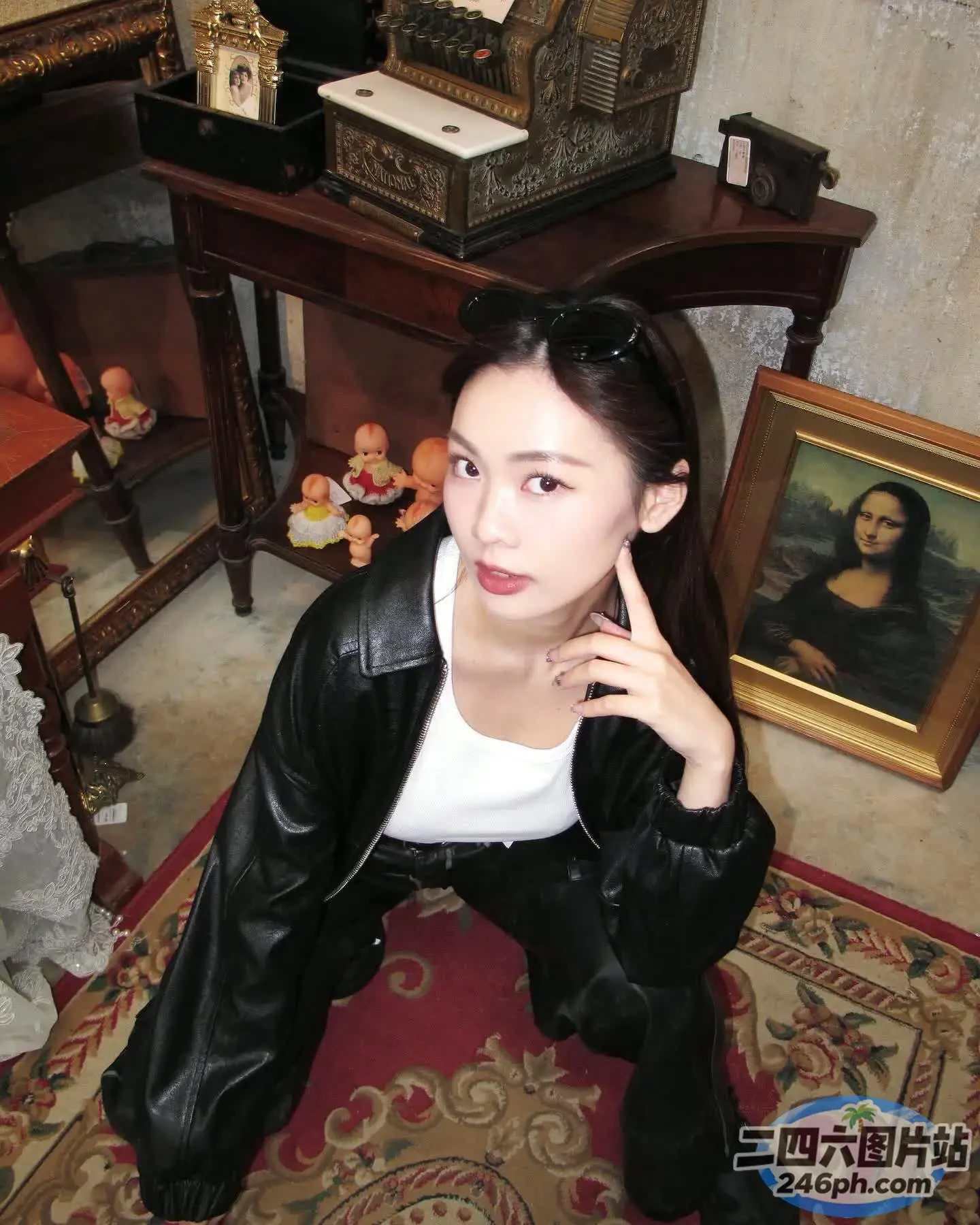 房间里的地毯上坐着一个女人
