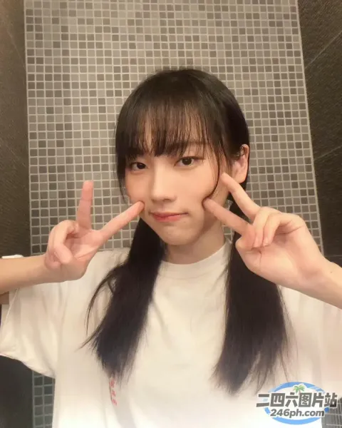 有个女人正在用手指做和平手势