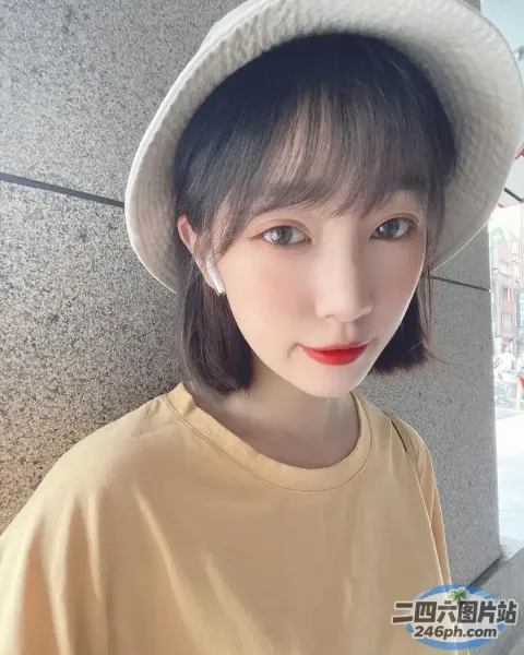 戴帽子、穿黄衬衫的人的特写
