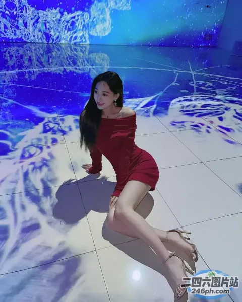 地板上坐着一个穿着红色连衣裙的女人