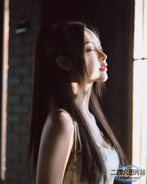 一位长发女子站在窗前