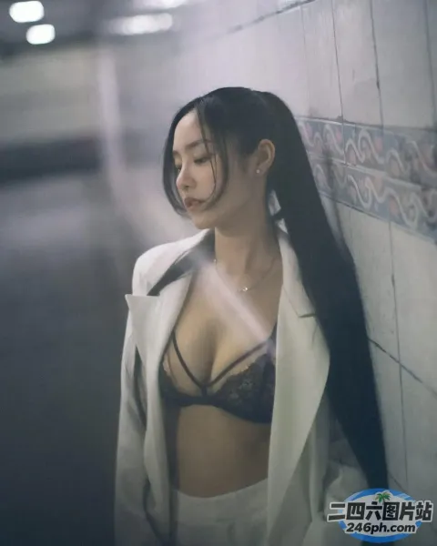 有一位身穿白色夹克和黑色文胸的女人