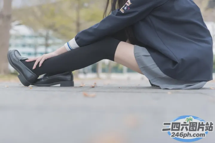 有一个女人坐在地上，双腿交叉