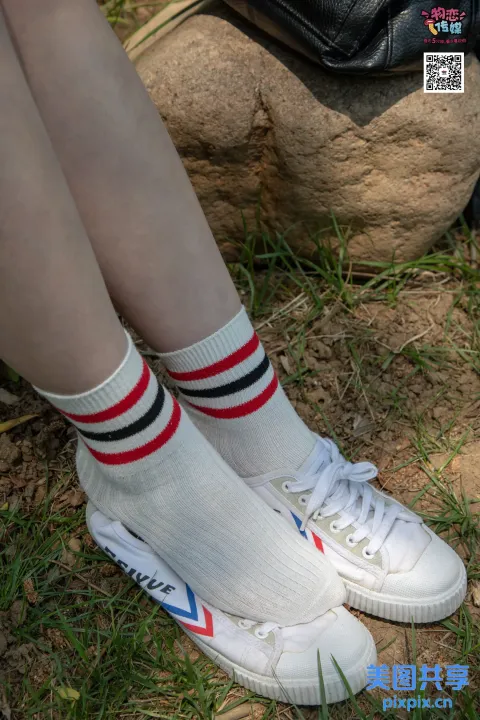 穿着白色运动鞋和红蓝袜子的 arafed 女人