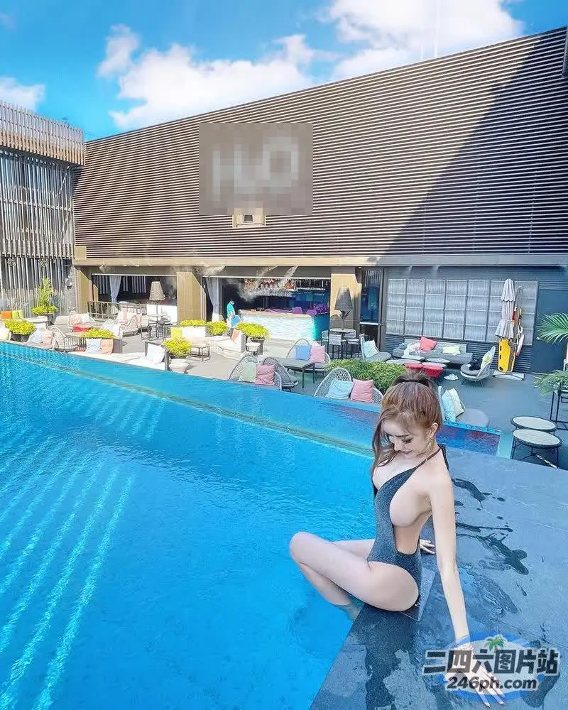 坐在游泳池边的阿拉菲德女人