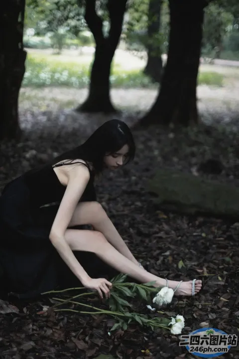 有一个女人跪在树林里，手里开着花