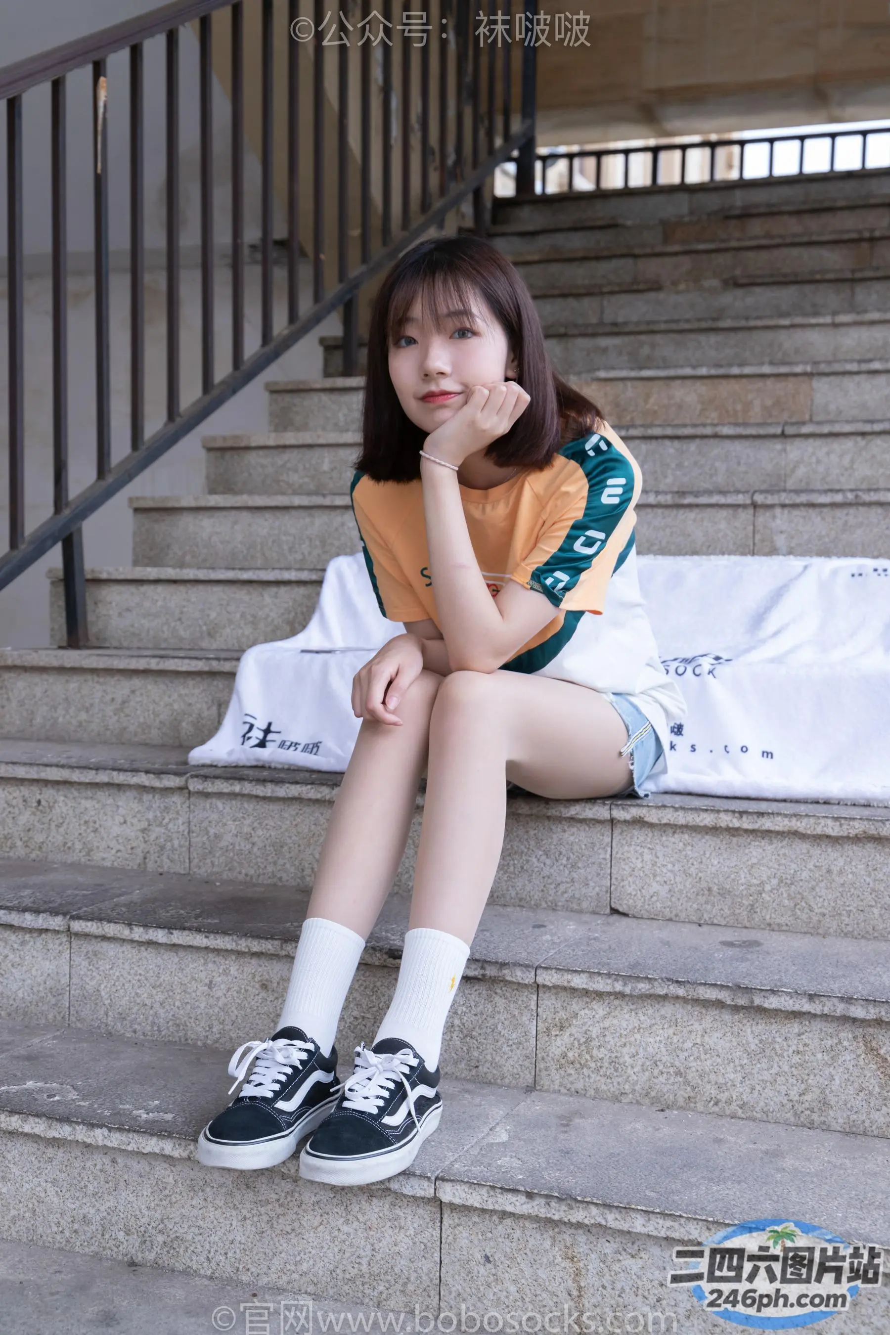 阿拉夫德亚洲妇女拿着一个包和一个包坐在台阶上