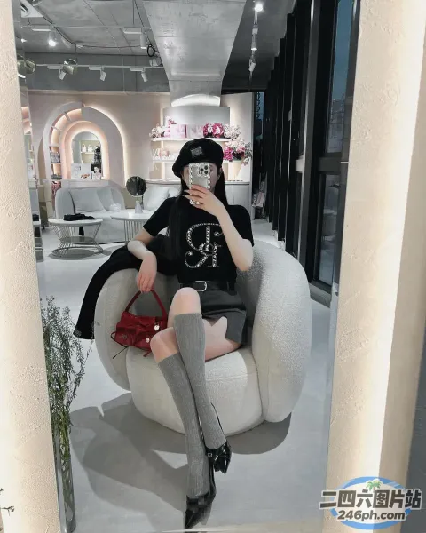 阿拉菲女子坐在椅子上对着镜子自拍