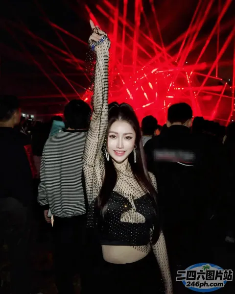 身穿黑色上衣和黑色裙子的 araffe 女子举着手机