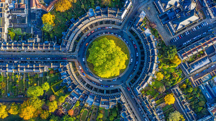 具有环形道路交叉口的城市鸟瞰图