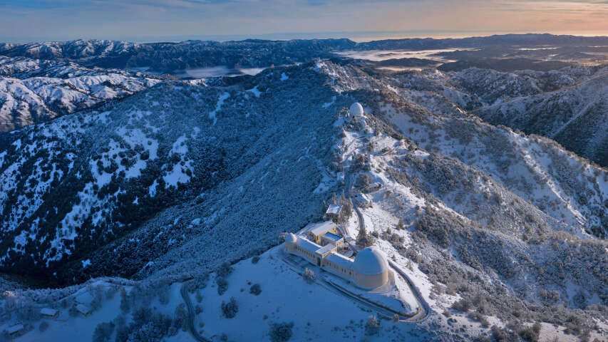 白雪皑皑的群山，山顶上有一座教堂