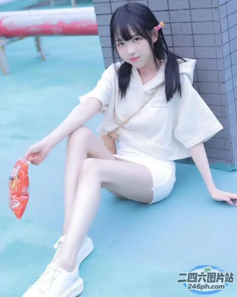 阿拉菲女孩坐在地上，手里拿着一只鞋