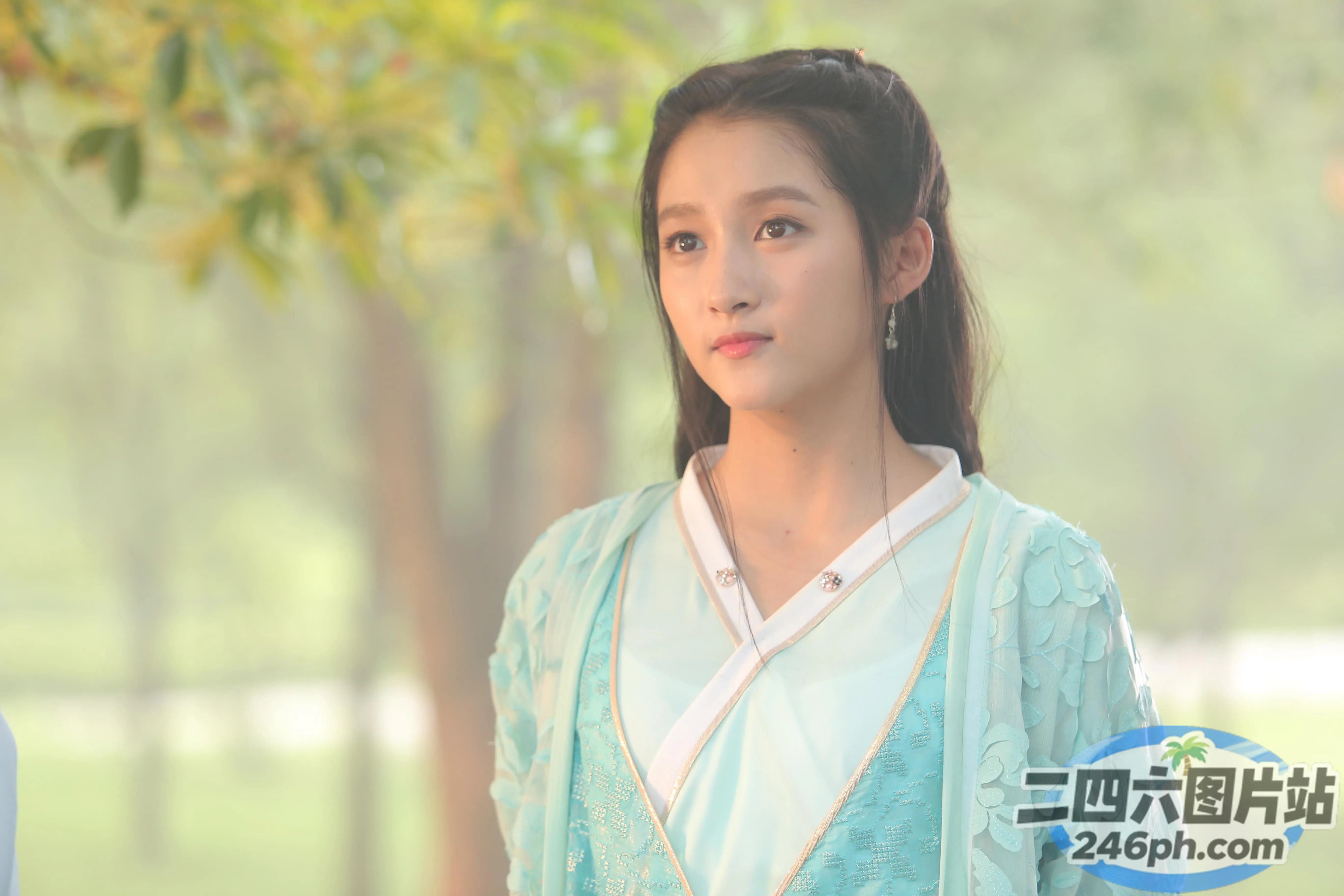 站在公园里的蓝色连衣裙的 araffe 女子