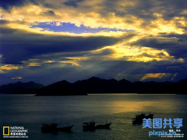 多云的天空下，水中有很多船