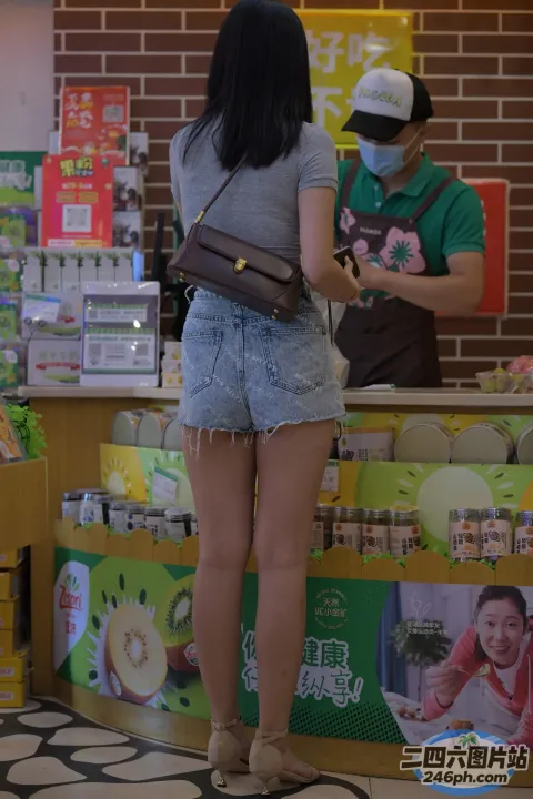 商店里的 araffe 购物者和一个戴面具的女人