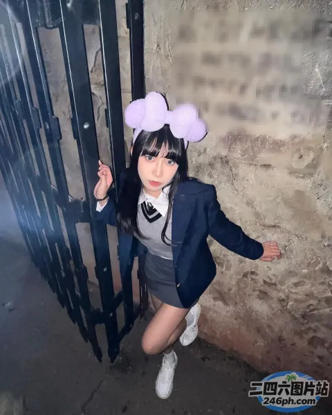 有一位西装革履、打着领结的女子摆姿势拍照
